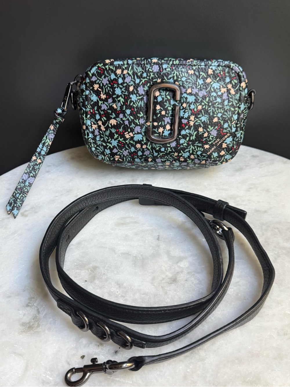 Marc Jacobs The Softshot 17 Crossbody Bag Ditsy Floral Black Leather EUC - Picture 2 of 13